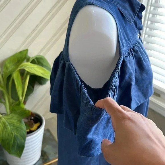 Denim Sleeveless Flutter Button Up Size Large - Picture 5 of 10